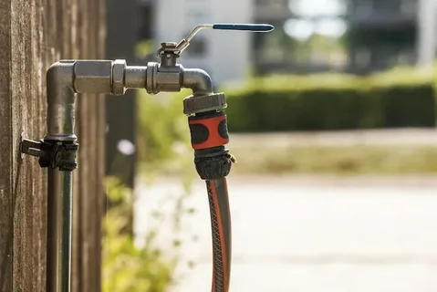 Buitenkraan aanleggen kosten door professionele loodgieter